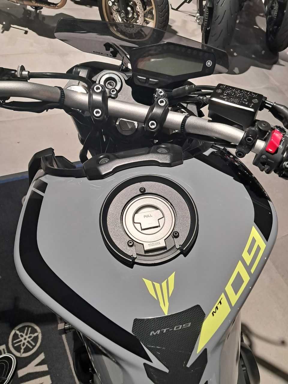 YAMAHA MT-09 4
