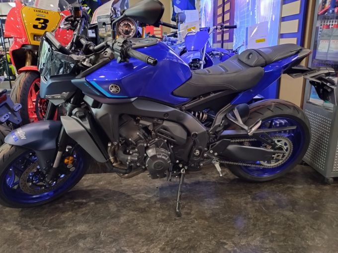 YAMAHA MT-09 4