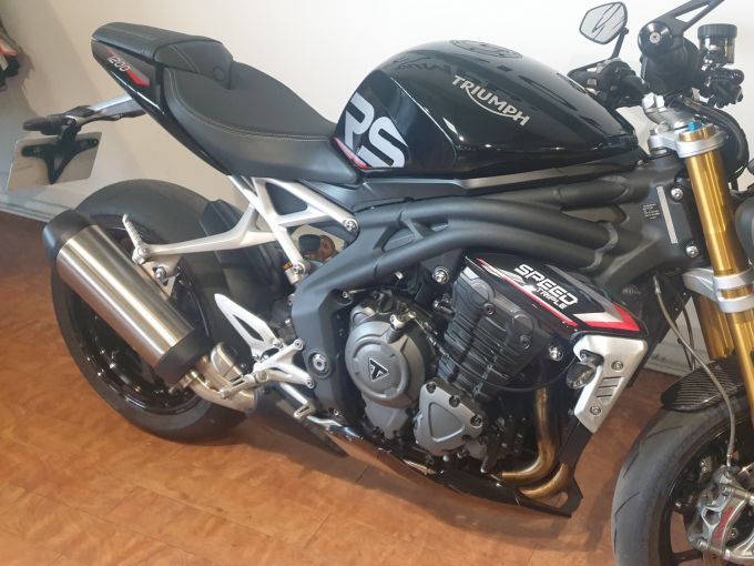 TRIUMPH SPEED TRIPLE 1200 RS 4