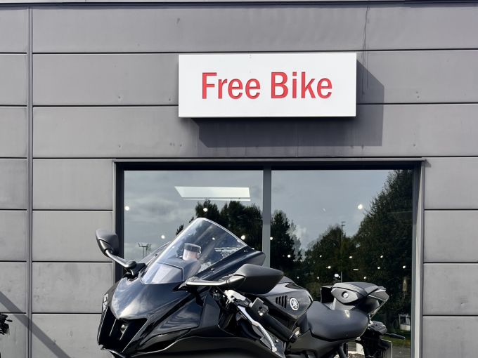 YAMAHA YZF-R7 4