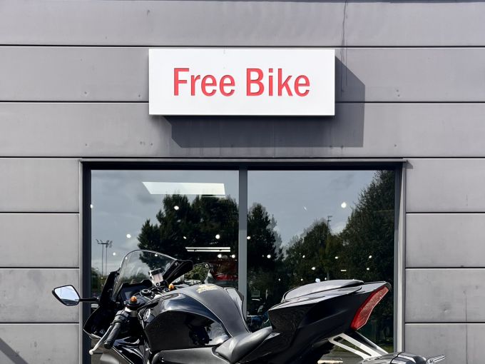 YAMAHA YZF-R7 4
