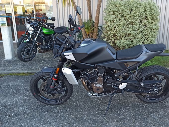 HUSQVARNA SVARTPILEN 801 4