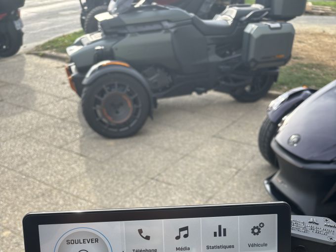 CAN-AM SPYDER 4