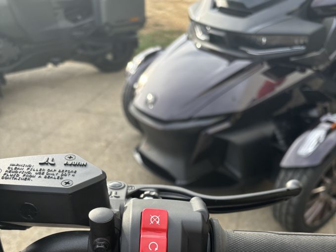 CAN-AM SPYDER 4