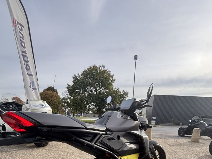 CAN-AM SPYDER 4