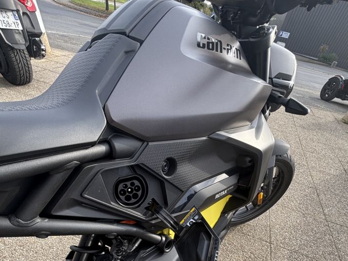 CAN-AM SPYDER 4