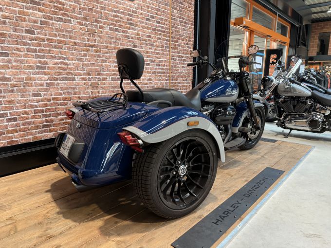 HARLEY-DAVIDSON TRIKE FREEWHEELER 1868 4