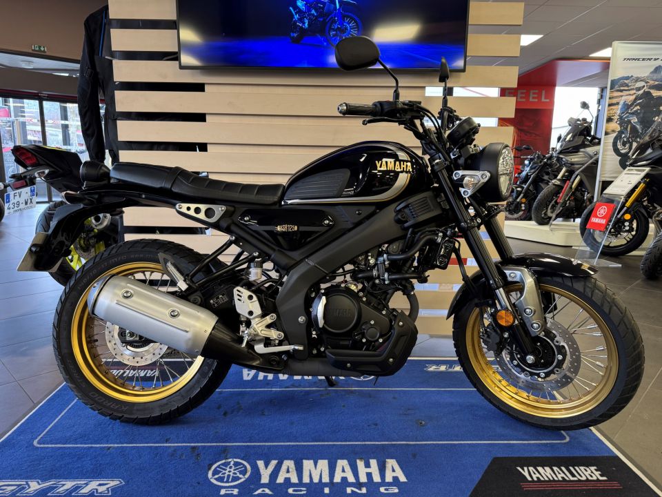 YAMAHA XSR 125 Legacy 4