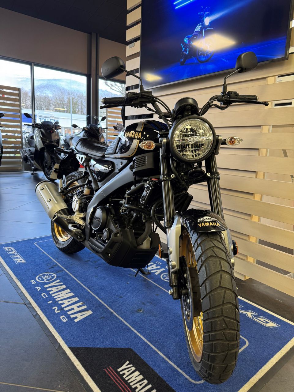 YAMAHA XSR 125 Legacy 4