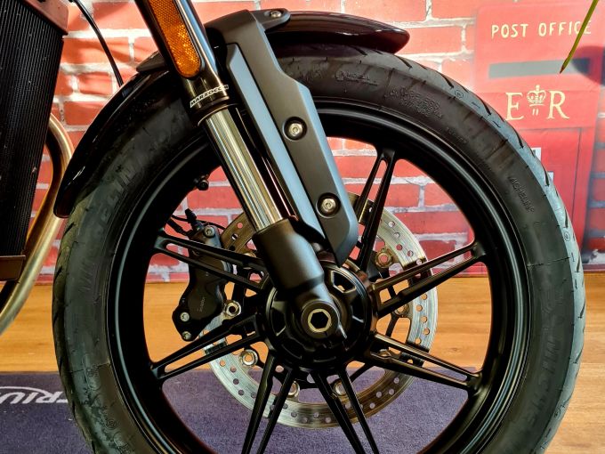 TRIUMPH SPEED TWIN 900 4