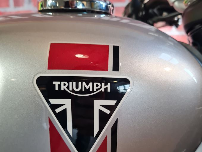 TRIUMPH SPEED TWIN 900 4