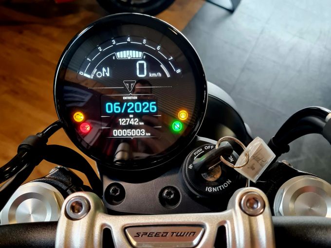 TRIUMPH SPEED TWIN 900 4