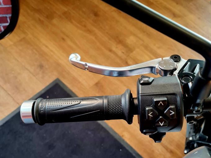 TRIUMPH SPEED TWIN 900 4