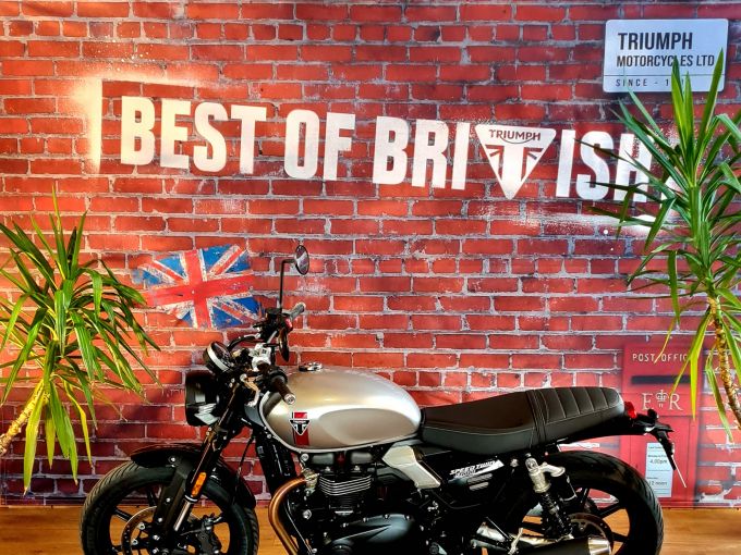 TRIUMPH SPEED TWIN 900 4
