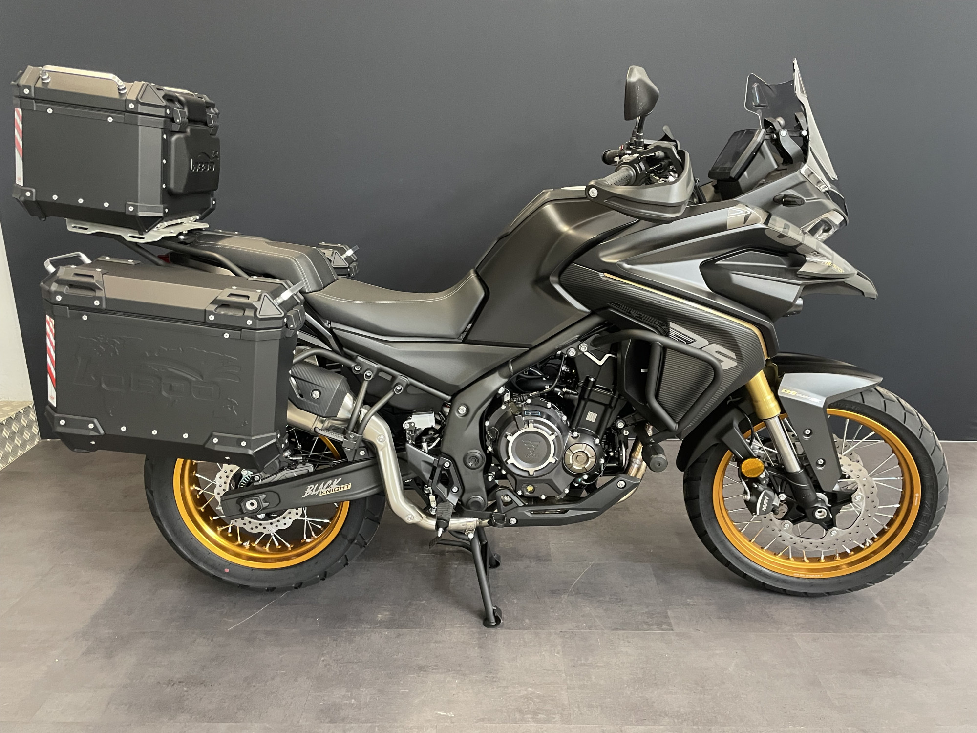 voge-525-dsx-edition-black-knight-equipee-2024-525-cm3-moto-trail-1