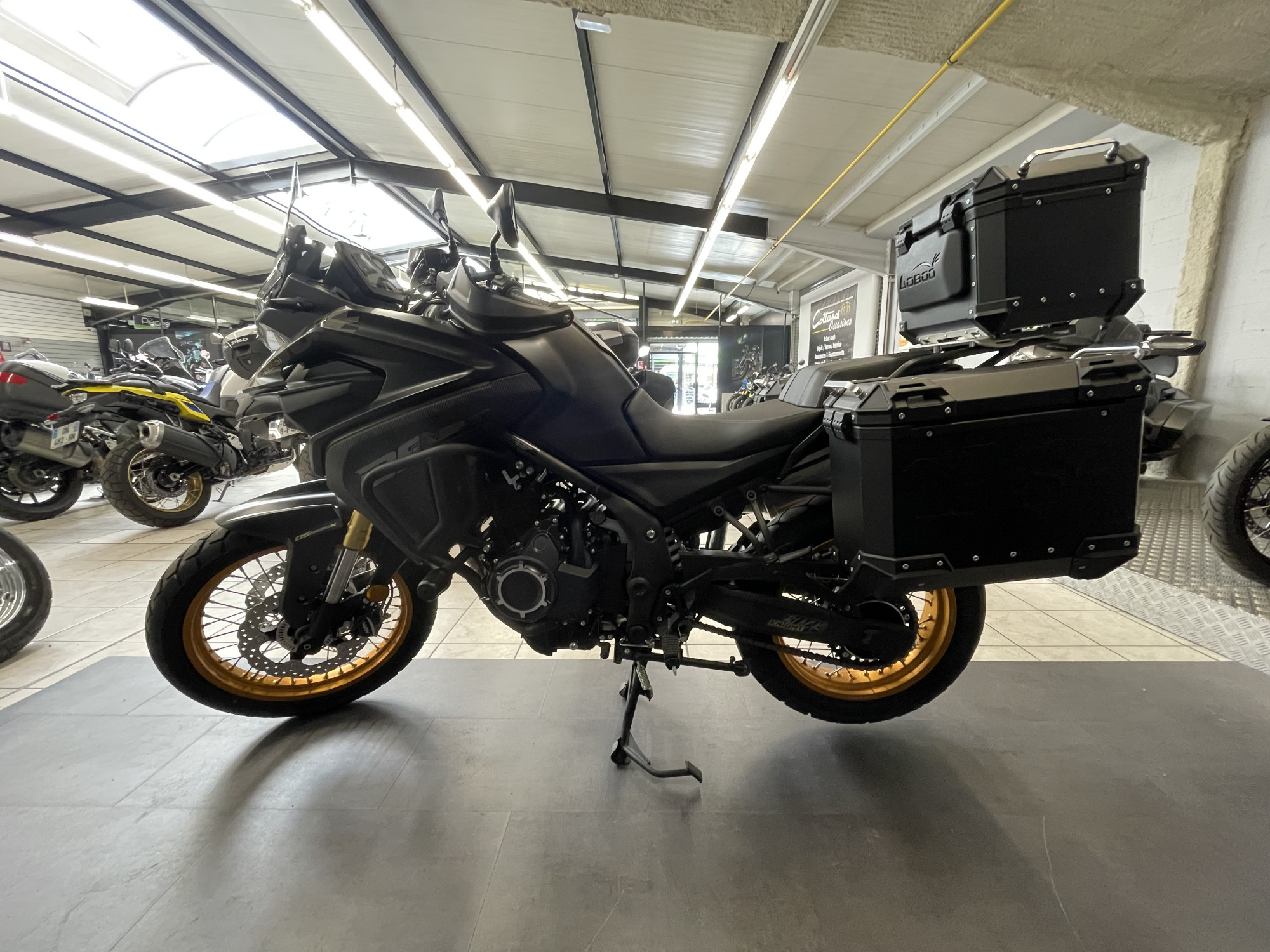 voge-525-dsx-edition-black-knight-equipee-2024-525-cm3-moto-trail-1
