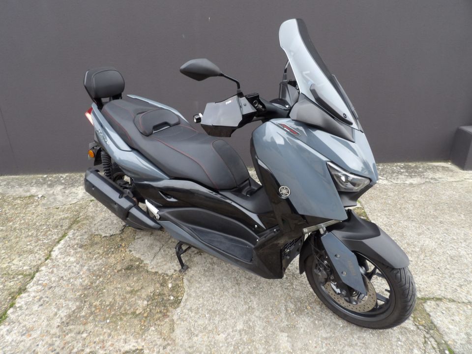 YAMAHA XMAX 300 Tech Max 4