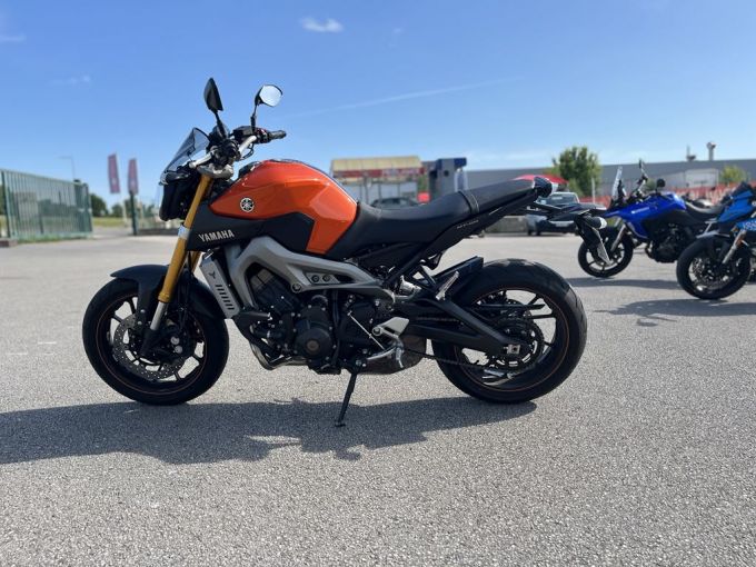 YAMAHA MT-09 4