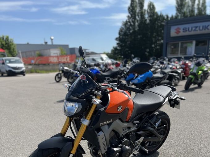 YAMAHA MT-09 4