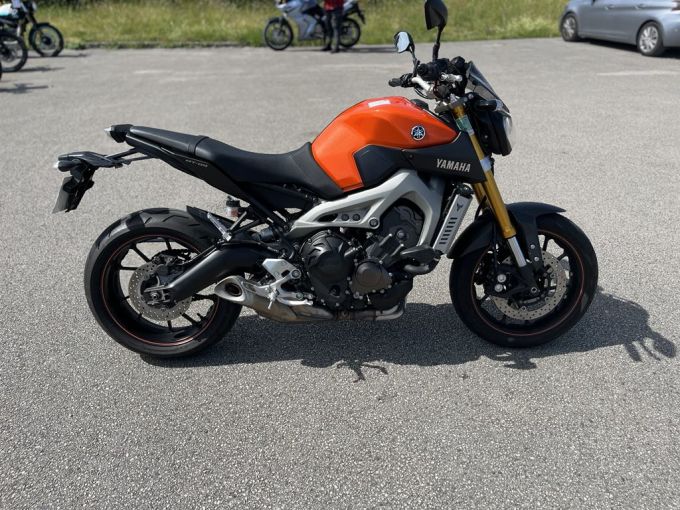 YAMAHA MT-09 4