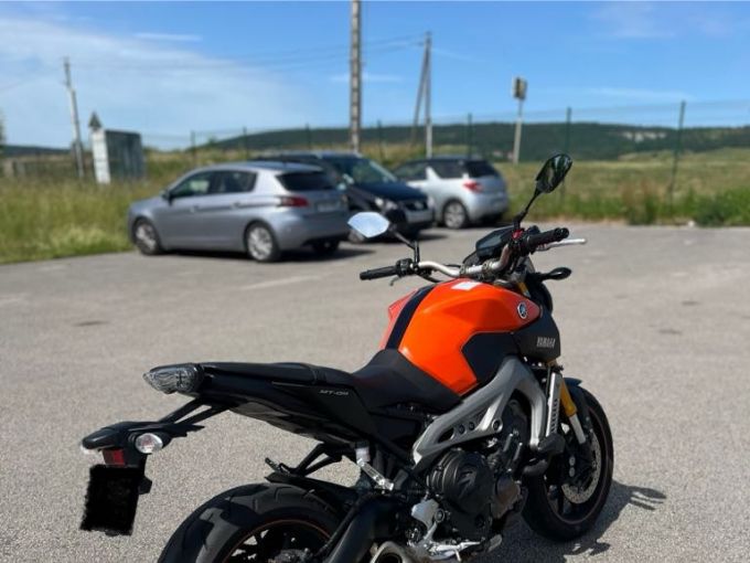 YAMAHA MT-09 4