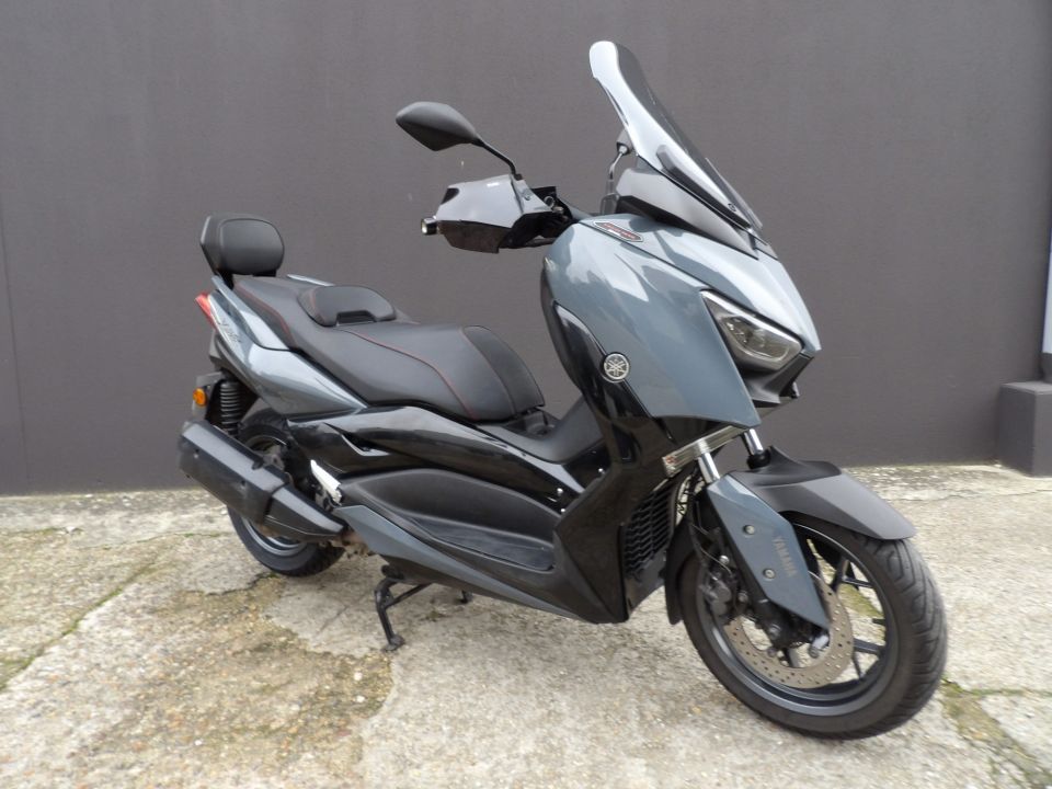 YAMAHA XMAX 300 Tech Max 4