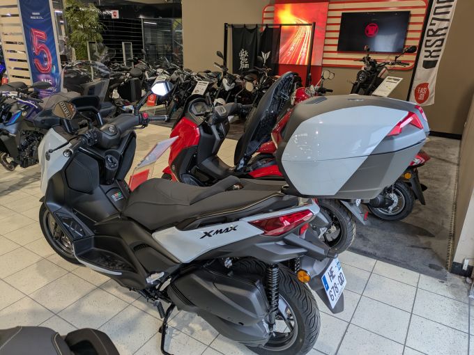 YAMAHA XMAX 300 Tech Max 4