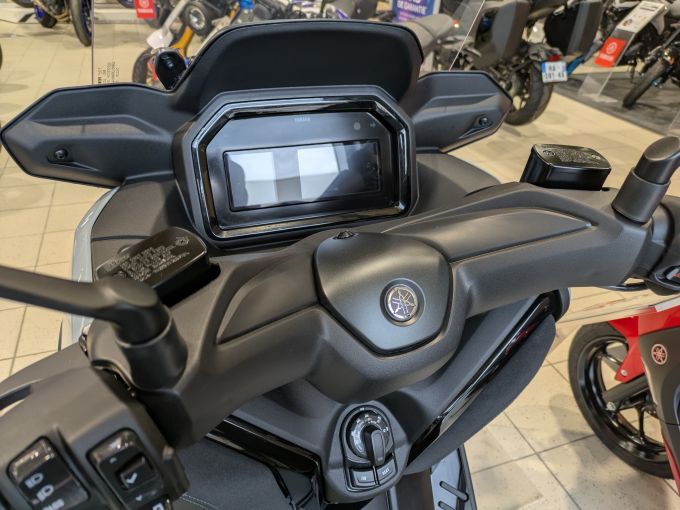 YAMAHA XMAX 300 Tech Max 4