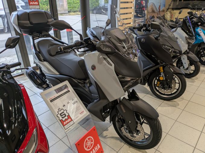 YAMAHA XMAX 300 Tech Max 4