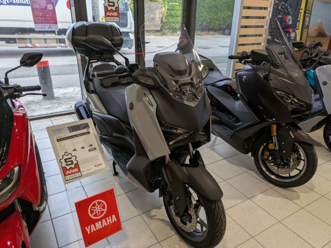 YAMAHA XMAX 300 Tech Max 4