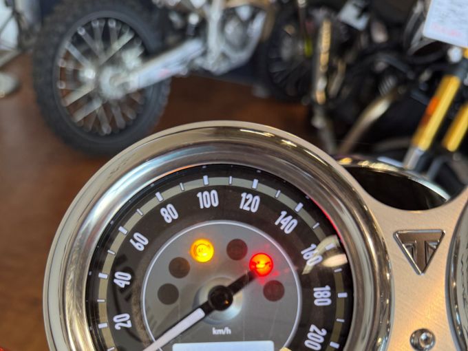 TRIUMPH BONNEVILLE T120 4
