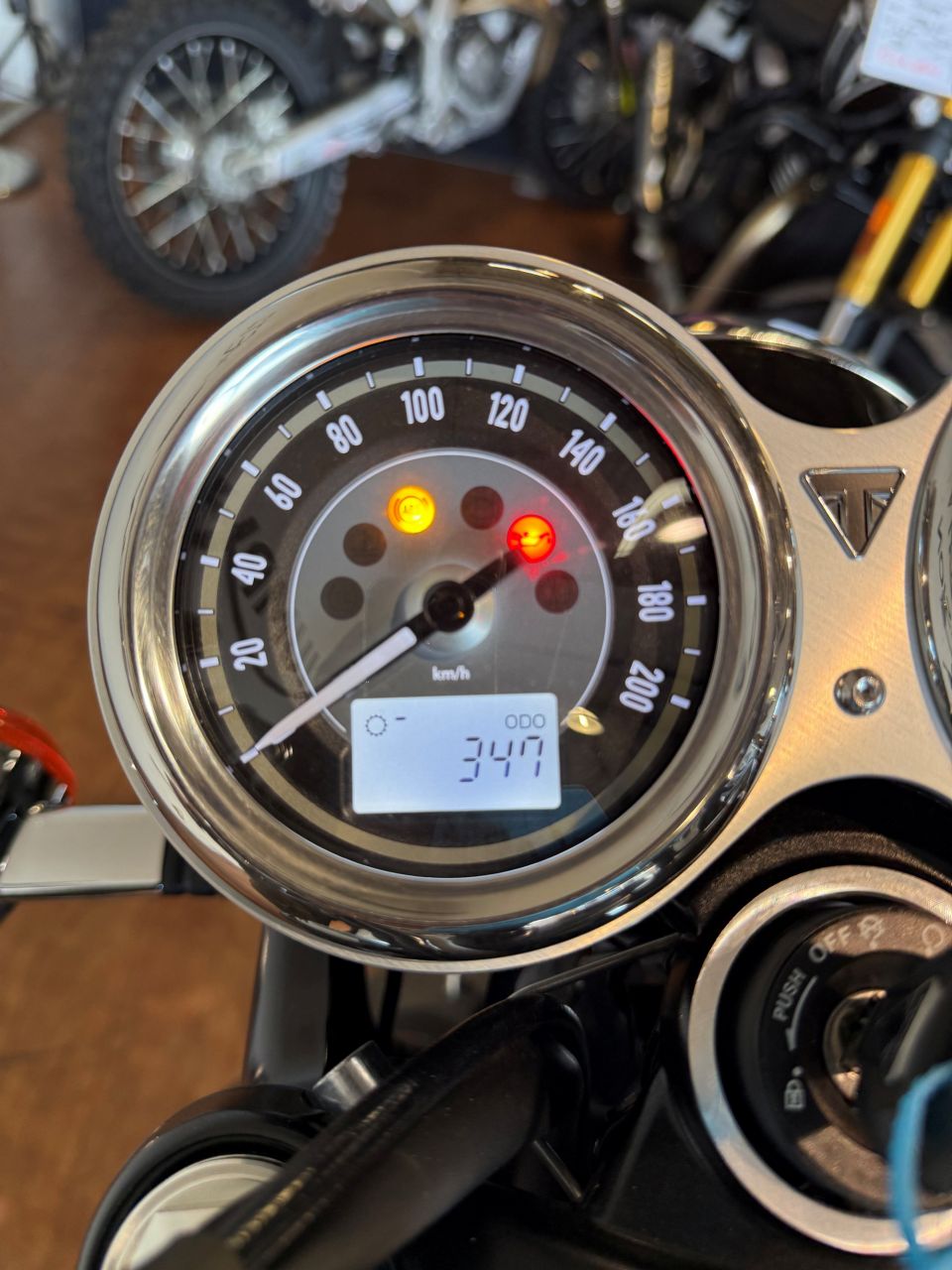 TRIUMPH BONNEVILLE T120 4