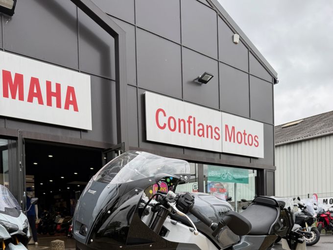 YAMAHA XSR 900 GP 4