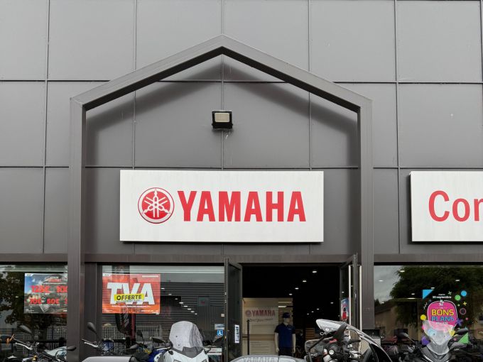 YAMAHA XSR 900 GP 4