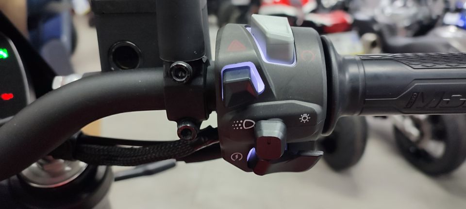 MOTO MORINI SEIEMMEZZO STR 650 4