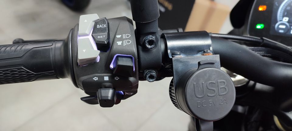 MOTO MORINI SEIEMMEZZO STR 650 4