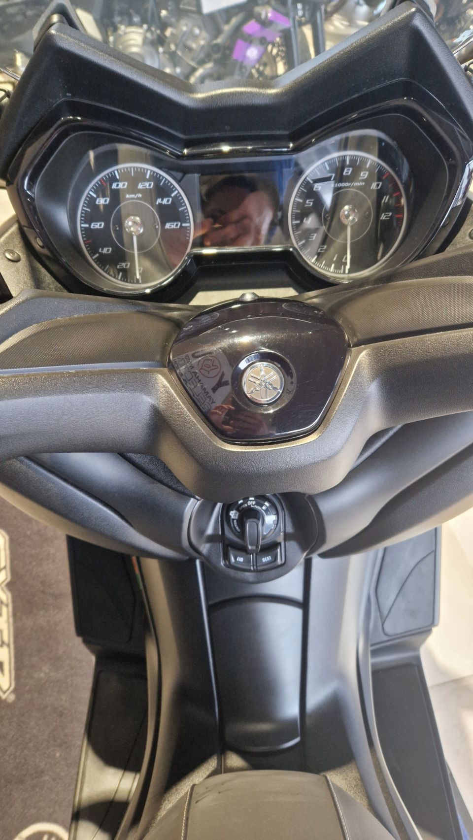YAMAHA XMAX 125 4