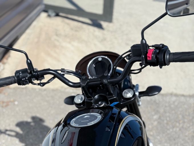 YAMAHA XSR 125 Legacy 4