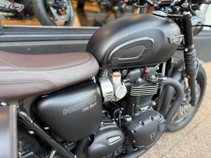 TRIUMPH Bonneville T120 Black 4