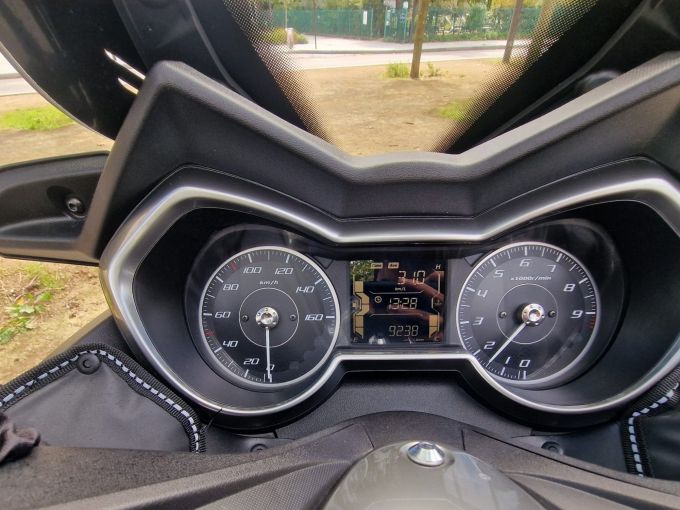 YAMAHA XMAX 300 Tech Max 4