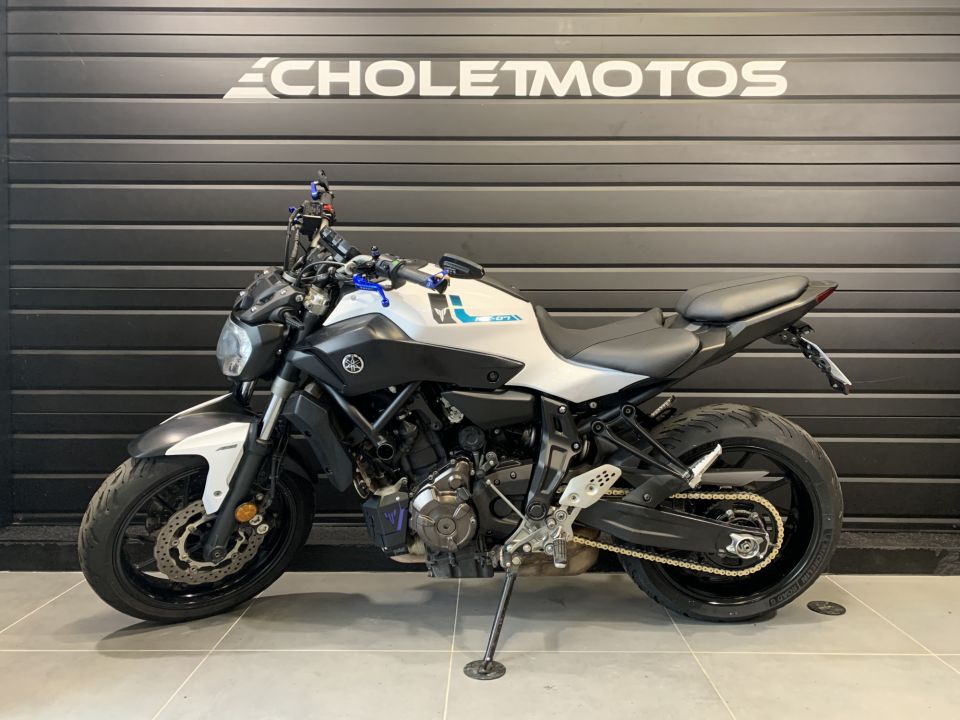 YAMAHA MT-07 4