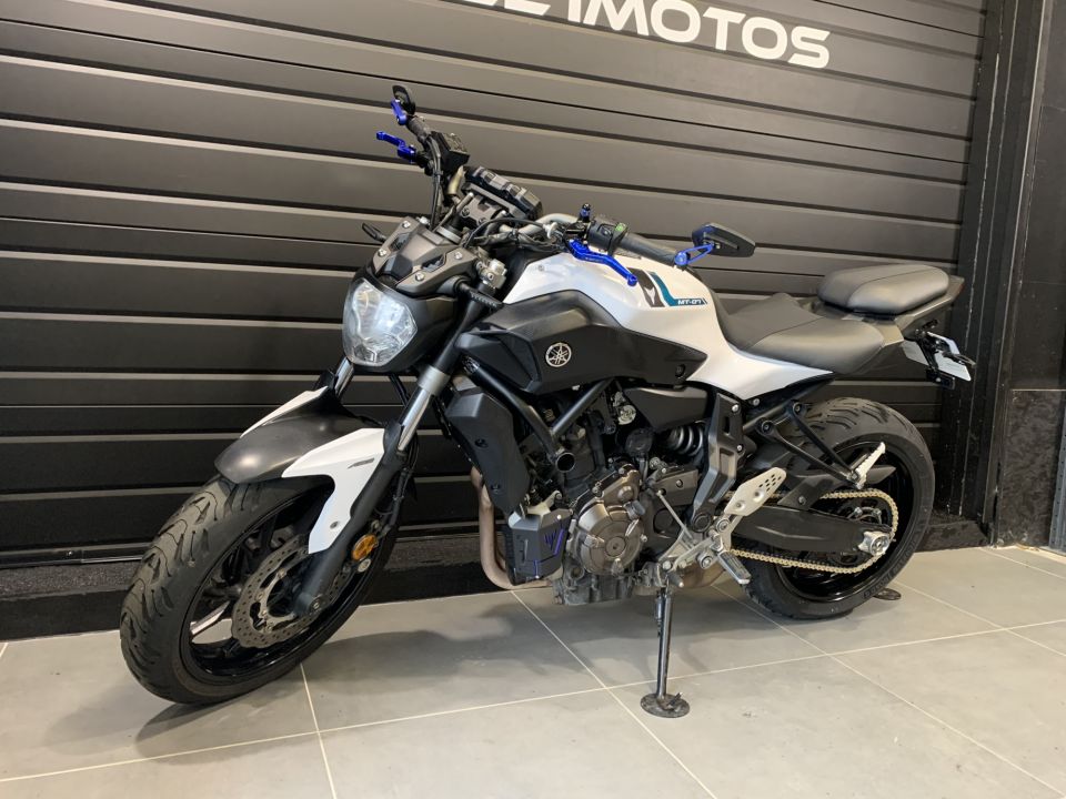 YAMAHA MT-07 4