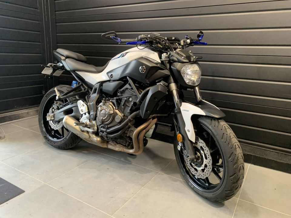 YAMAHA MT-07 4
