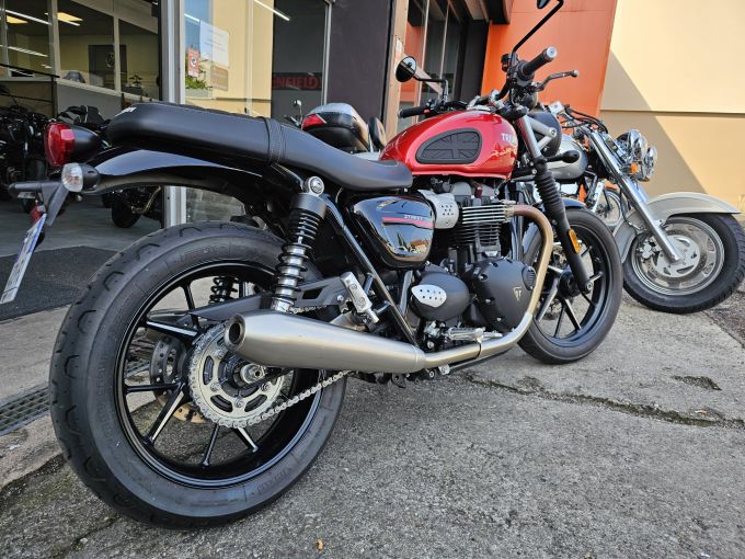 TRIUMPH STREET TWIN  900 4
