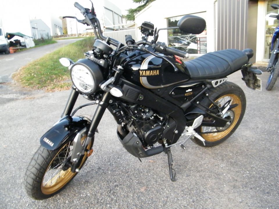 YAMAHA XSR 125 Legacy 4