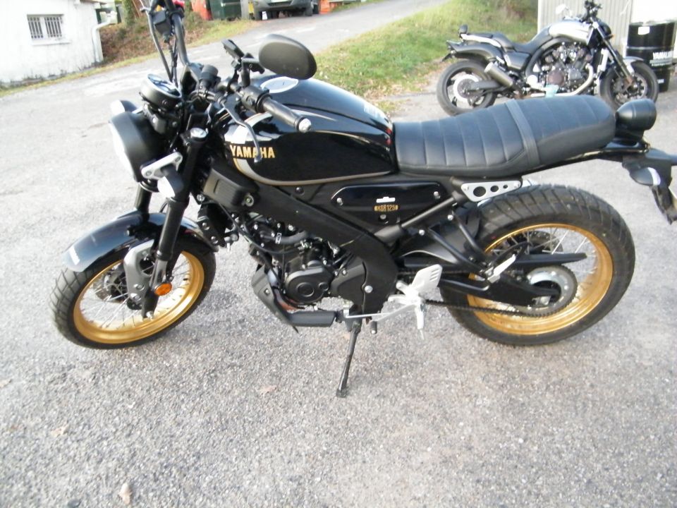 YAMAHA XSR 125 Legacy 4