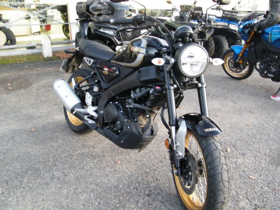 YAMAHA XSR 125 Legacy 4