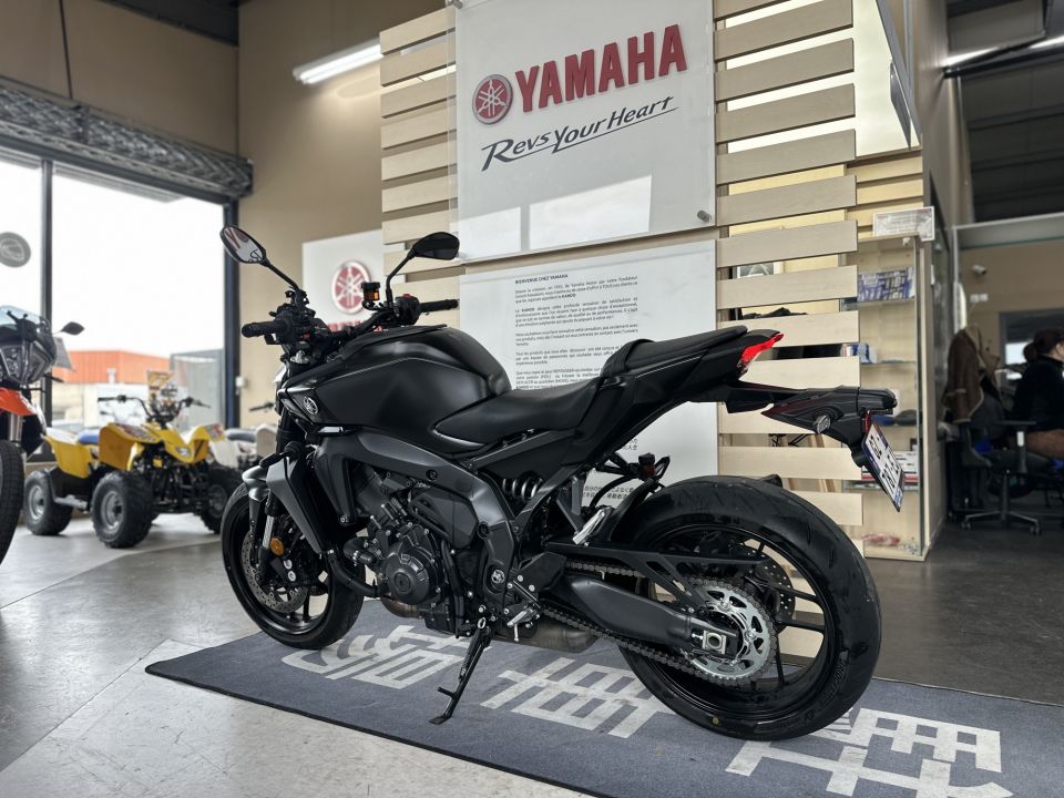 YAMAHA MT-09 Y-AMT 4