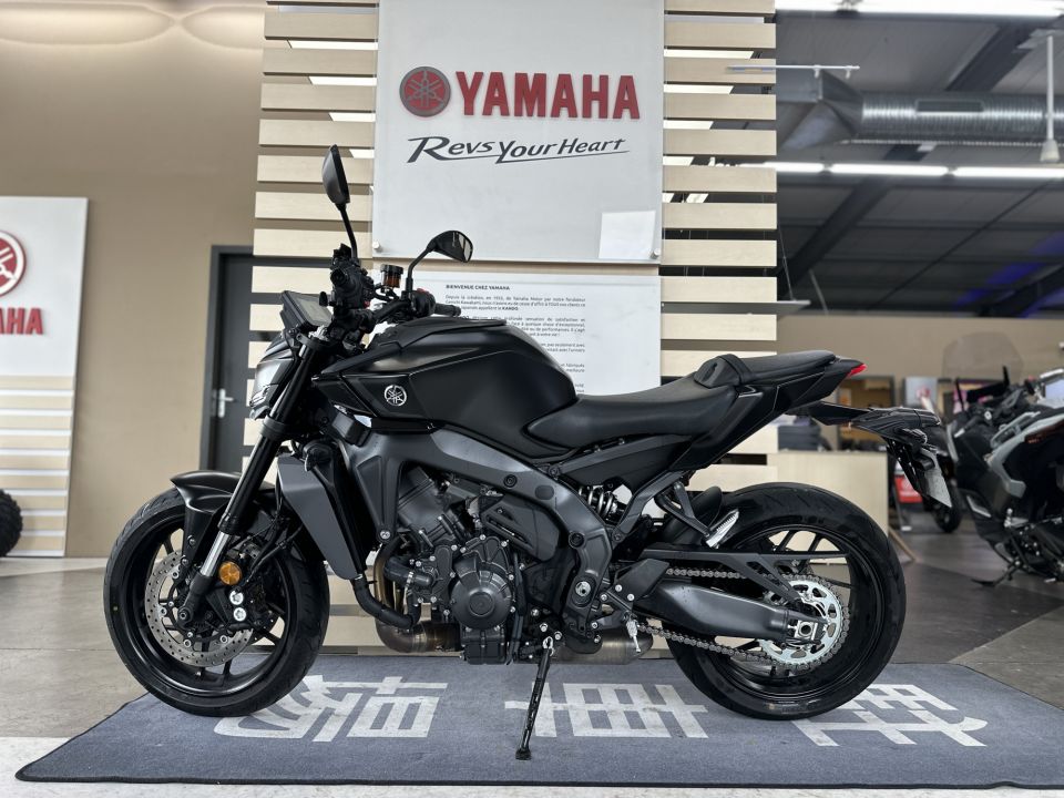 YAMAHA MT-09 Y-AMT 4
