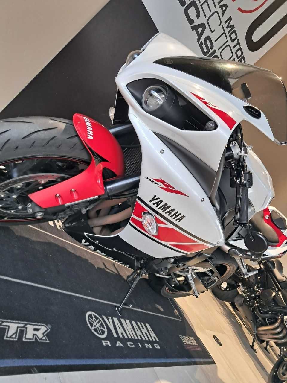 YAMAHA YZF 1000 R1 4